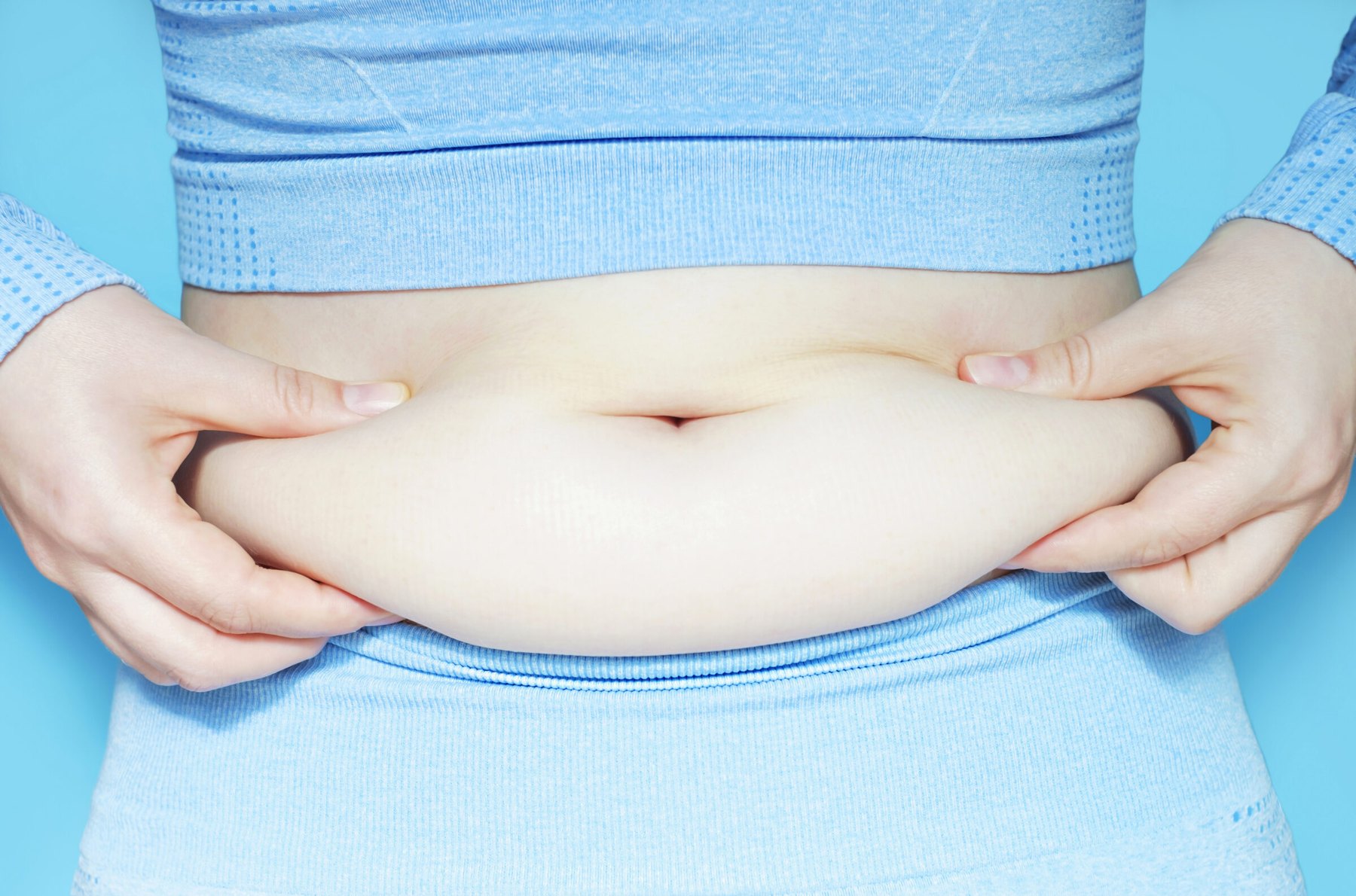 Medicina estética en Bilbao: detalle de la zona abdominal de una mujer