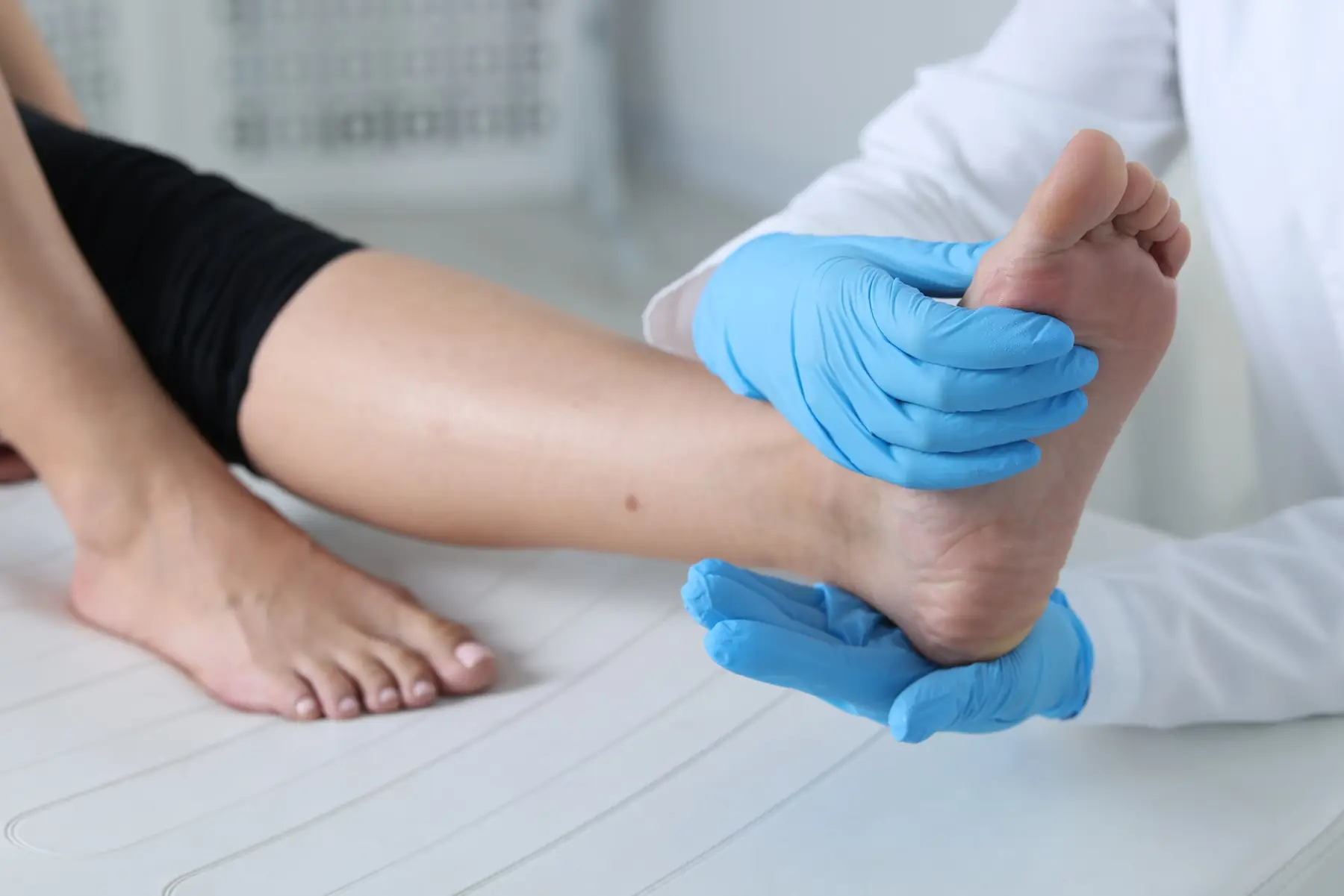 Fascitis plantar en Bilbao y Mungia: exploración del pie y del talón en consulta, en primer plano