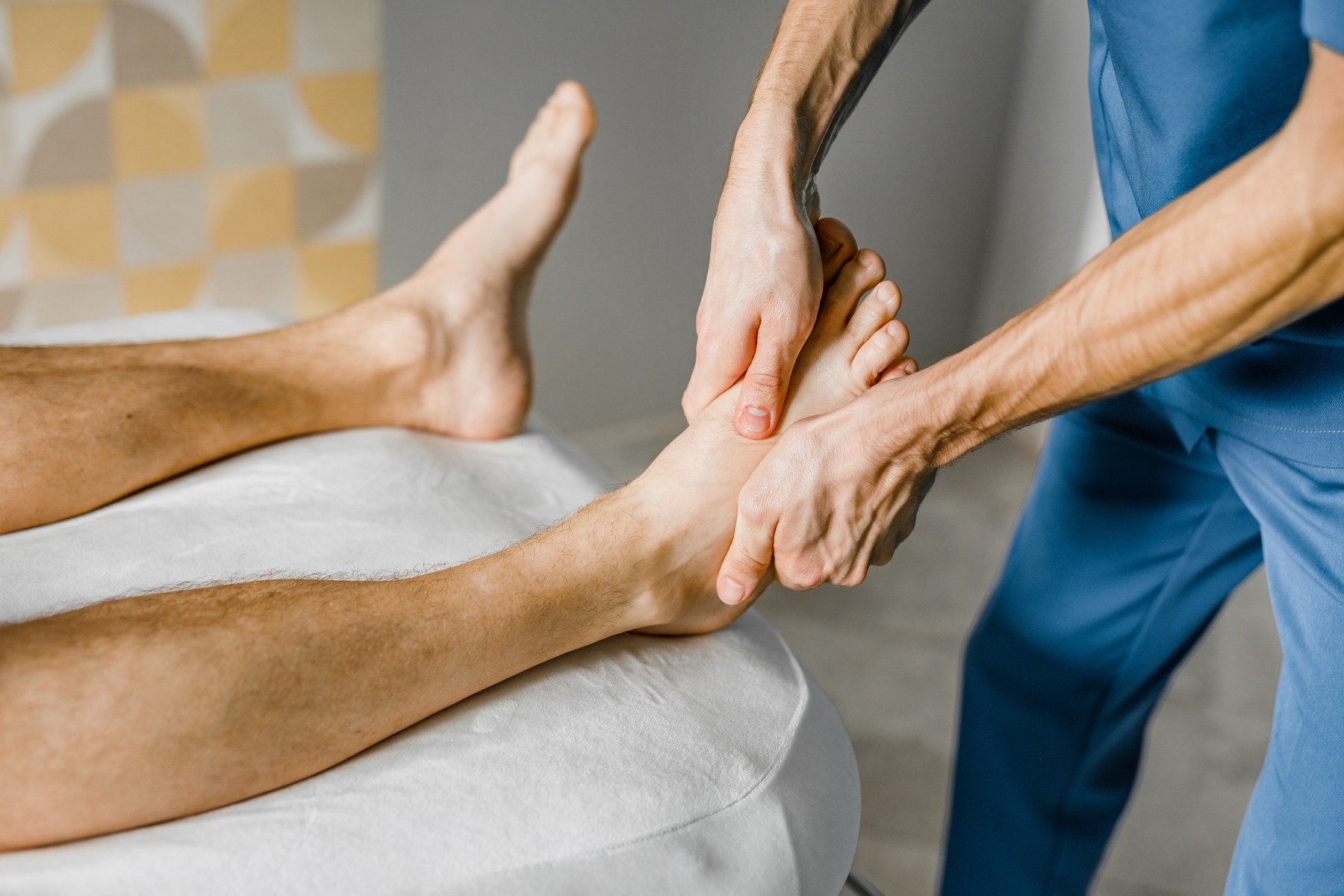 Sesión de terapia manual sobre la planta del pie, en un tratamiento de Fascitis plantar de Clínica Malai en Bilbao y Mungia