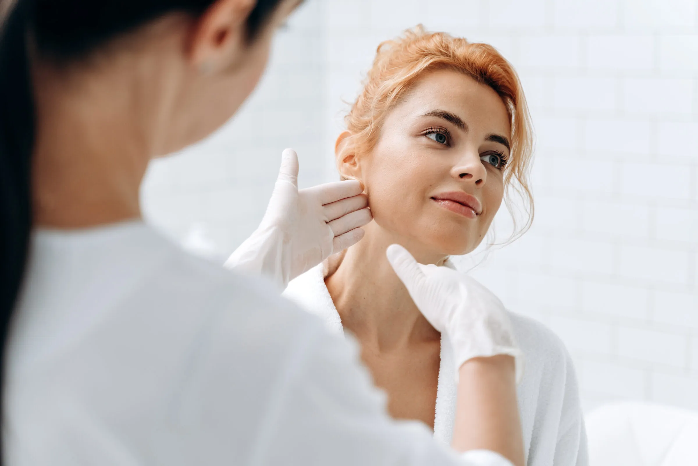 Medicina estética integrativa en Bilbao: mujer durante una sesión de tratamiento facial en la clínica