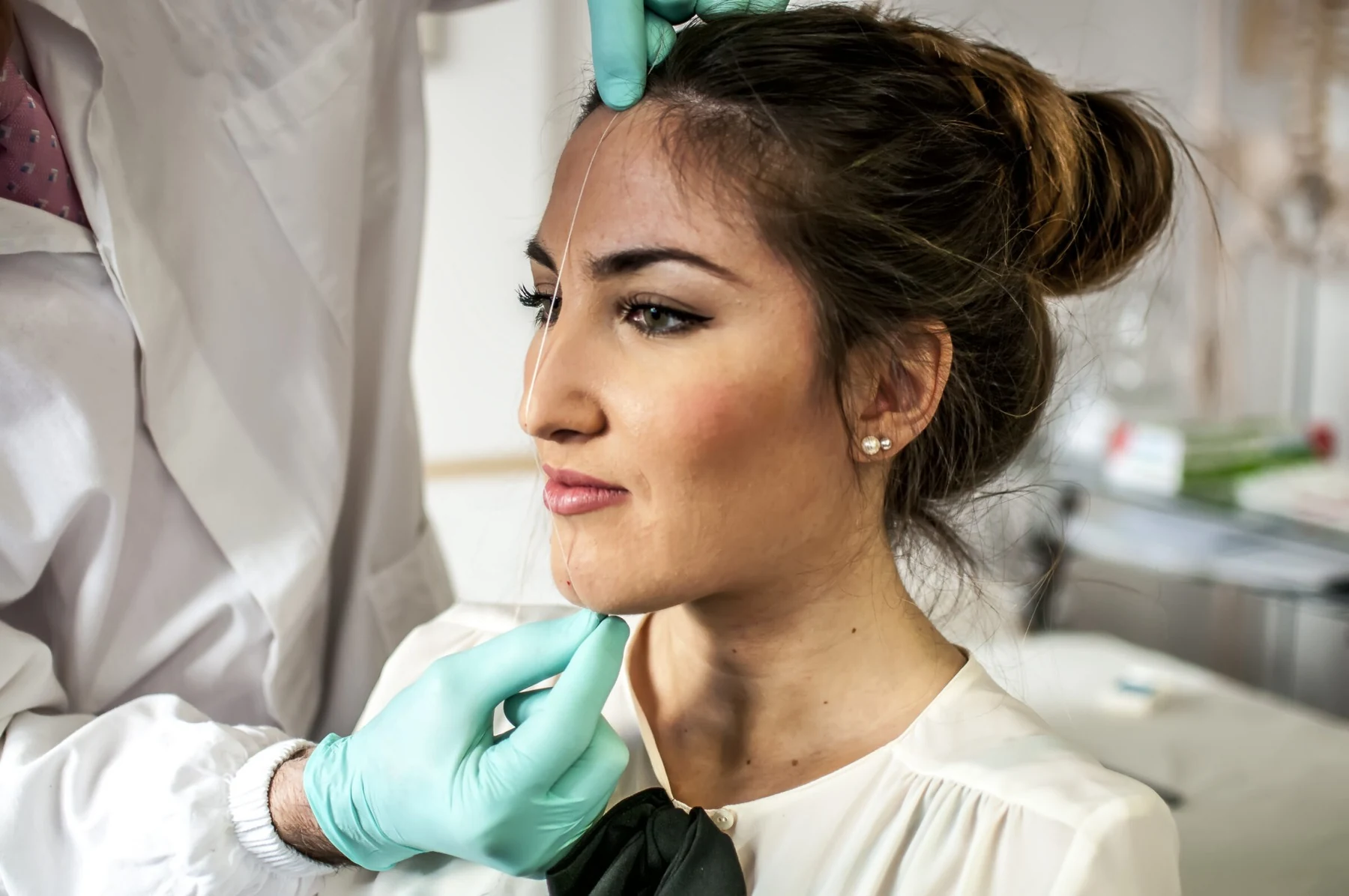 Medicina estética integrativa en Bilbao: mujer recibiendo un tratamiento facial en la consulta