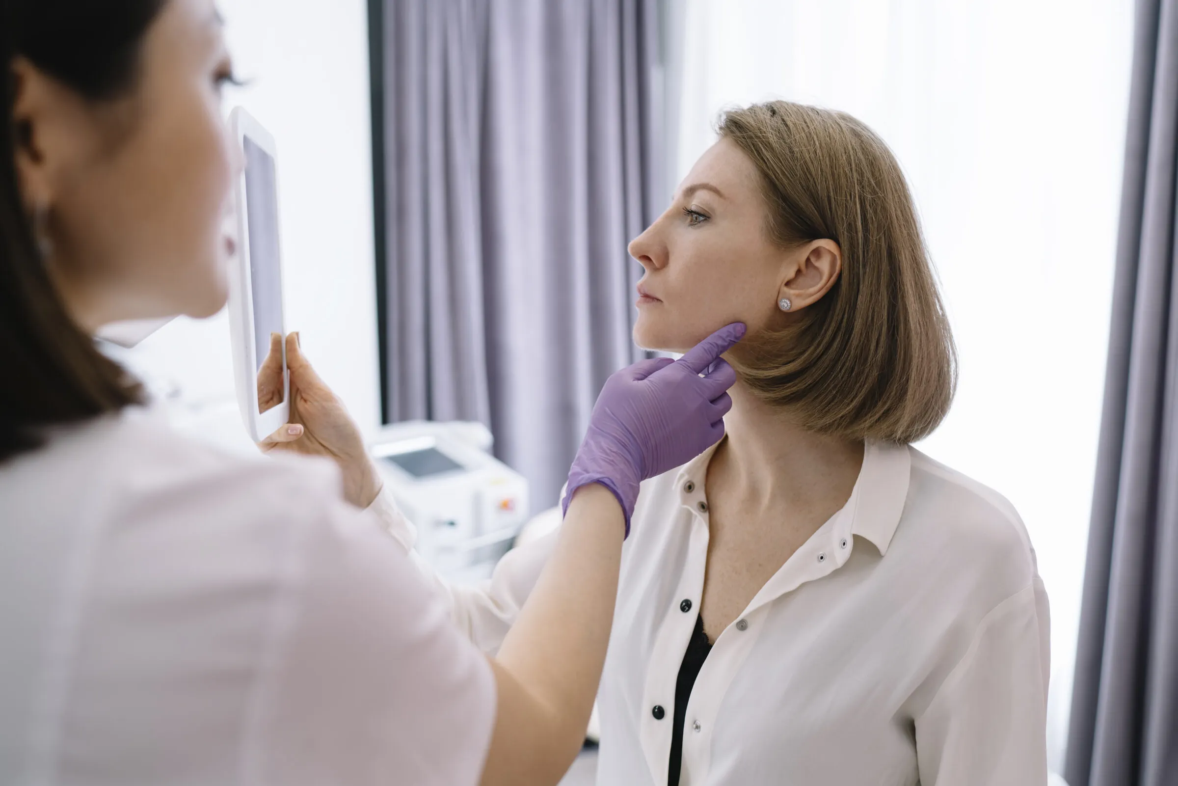 Medicina estética integrativa en Bilbao: paciente durante una consulta de valoración en Clínica Malai