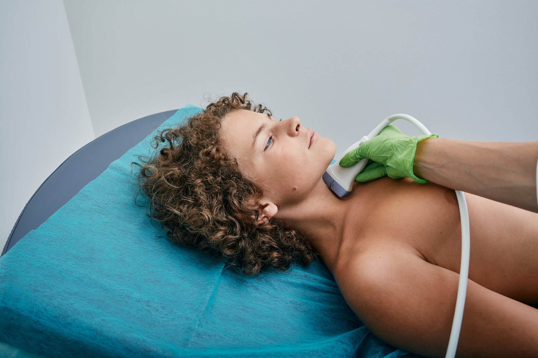 La médico valora con las manos la firmeza del cuello y el contorno mandibular, en un tratamiento de Lifting facial y cervical de Clínica Malai en Bilbao