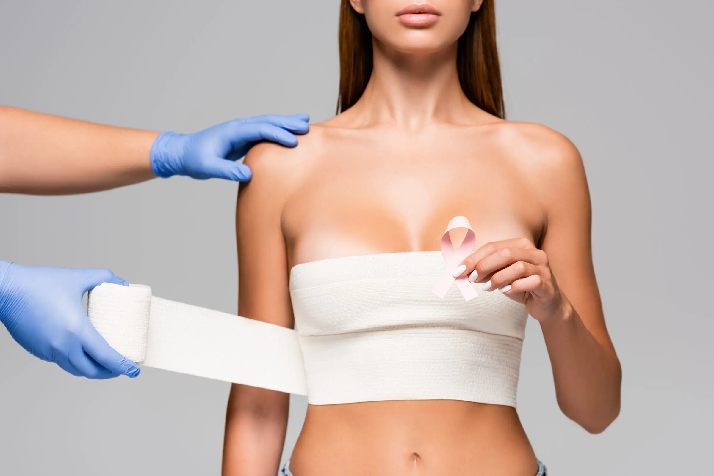 Cirugía estética en Bilbao: profesional colocando un vendaje durante el seguimiento posterior