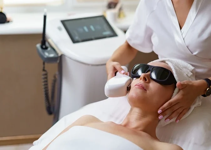 HIFU en Bilbao: paciente recibiendo un tratamiento facial con cabezal