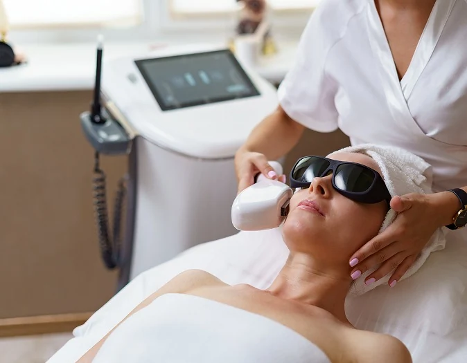 HIFU en Bilbao: paciente recibiendo un tratamiento facial con cabezal