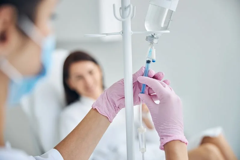 Sueroterapia en Bilbao: profesional sanitaria preparando una vía intravenosa