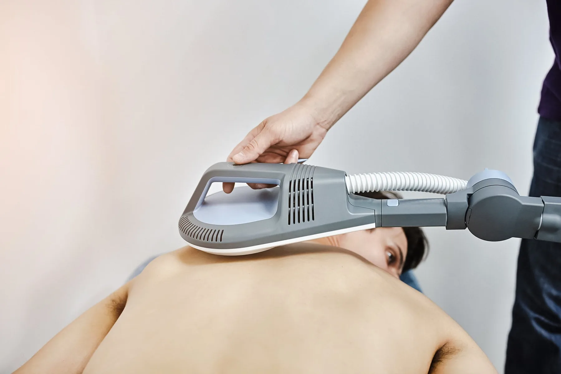 Magnetoterapia súper inductiva en Bilbao y Mungia: aplicación del equipo de magnetoterapia sobre la zona lesionada