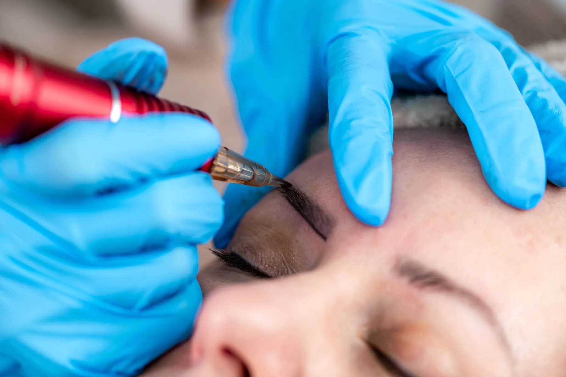 Micropigmentación y microblading en Bilbao: sesión de micropigmentación de cejas en cabina