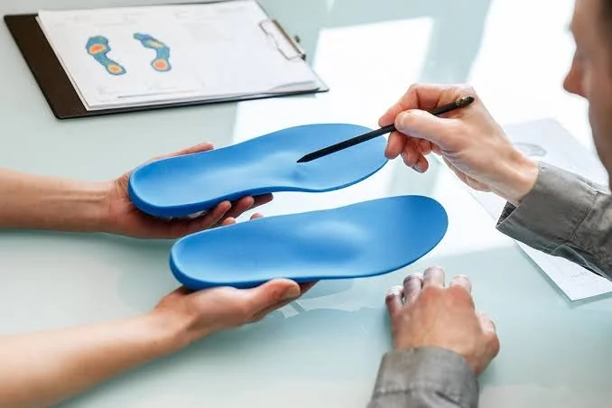 El podólogo repasa con el paciente el diseño del soporte plantar a medida, en un tratamiento de Plantillas personalizadas de Clínica Malai en Bilbao y Mungia