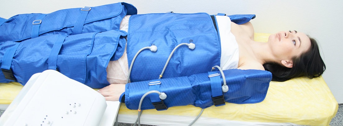 El equipo de presoterapia aplicado sobre las piernas y el abdomen, en un tratamiento de Presoterapia de Clínica Malai en Bilbao
