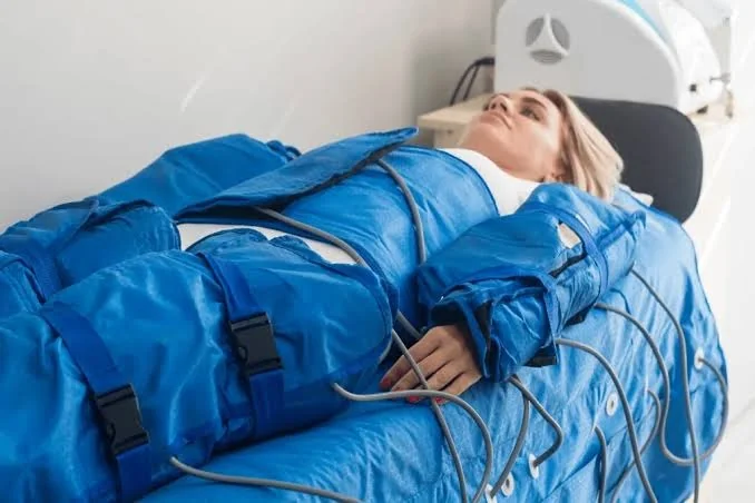 Presoterapia en Bilbao: paciente con los manguitos de presoterapia colocados durante la sesión