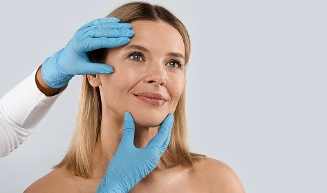 Bioestimulación facial en Bilbao: profesional realizando un tratamiento facial