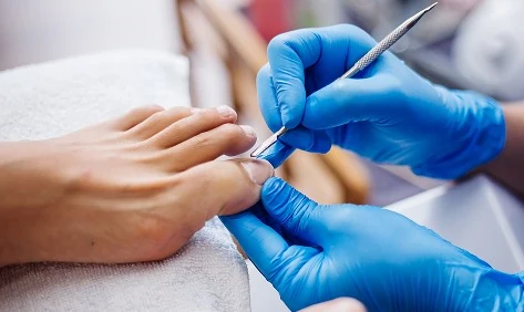 Podología en Bilbao y Mungia: profesional atendiendo el pie de un paciente