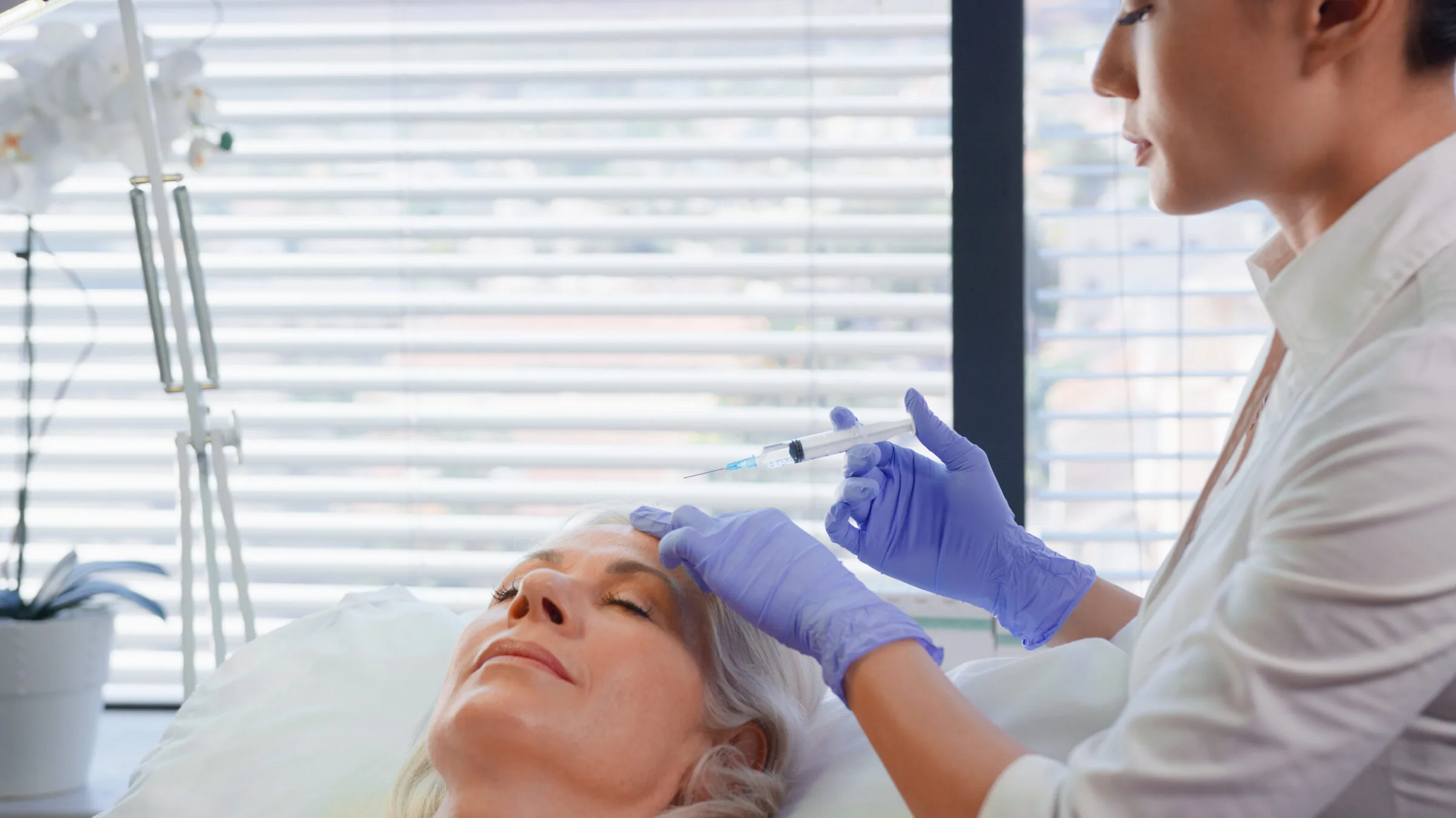 Sueroterapia en Bilbao: profesional aplicando un tratamiento intravenoso a una paciente