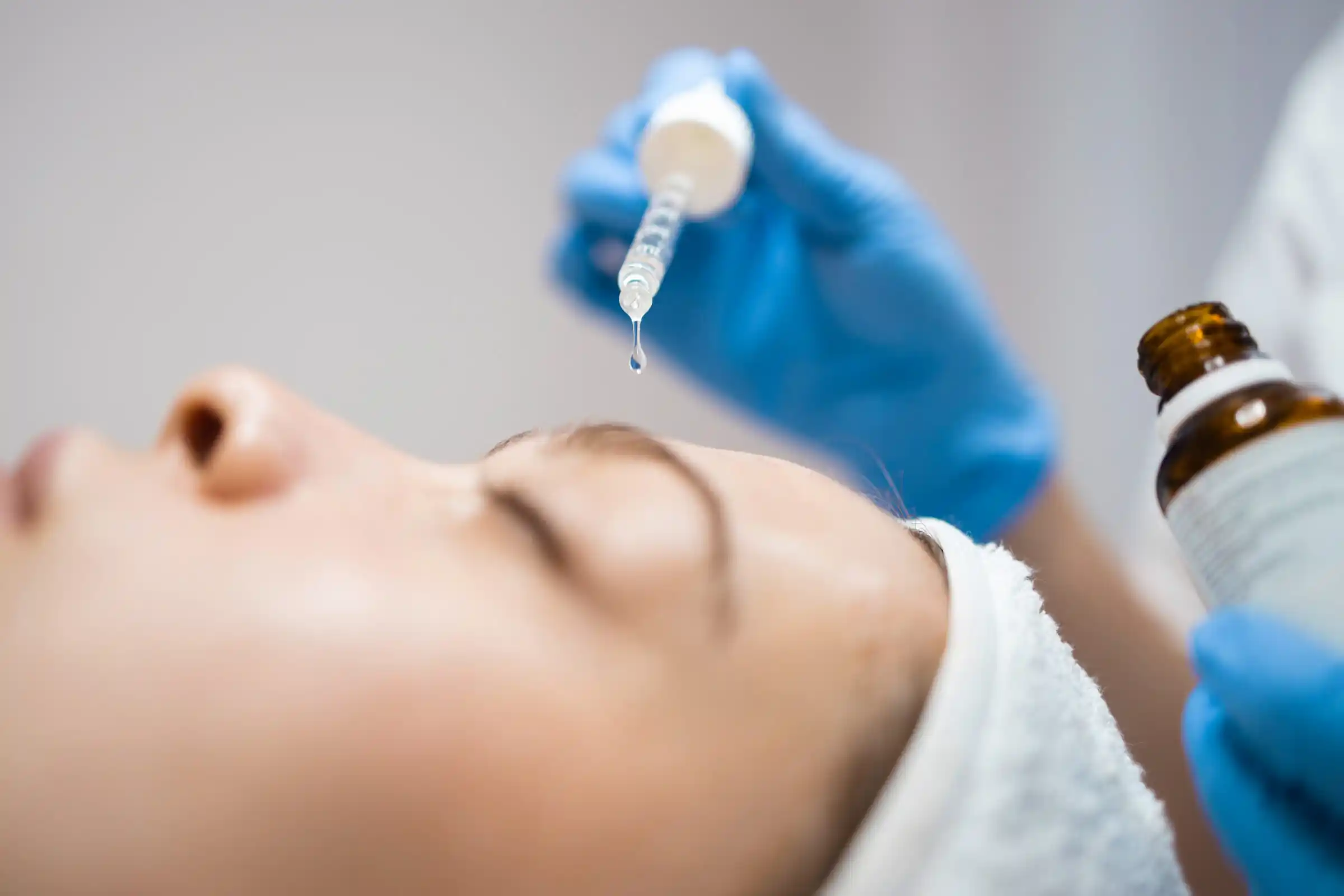 Medicina regenerativa en Bilbao: primer plano de la preparación de un tratamiento con pipeta