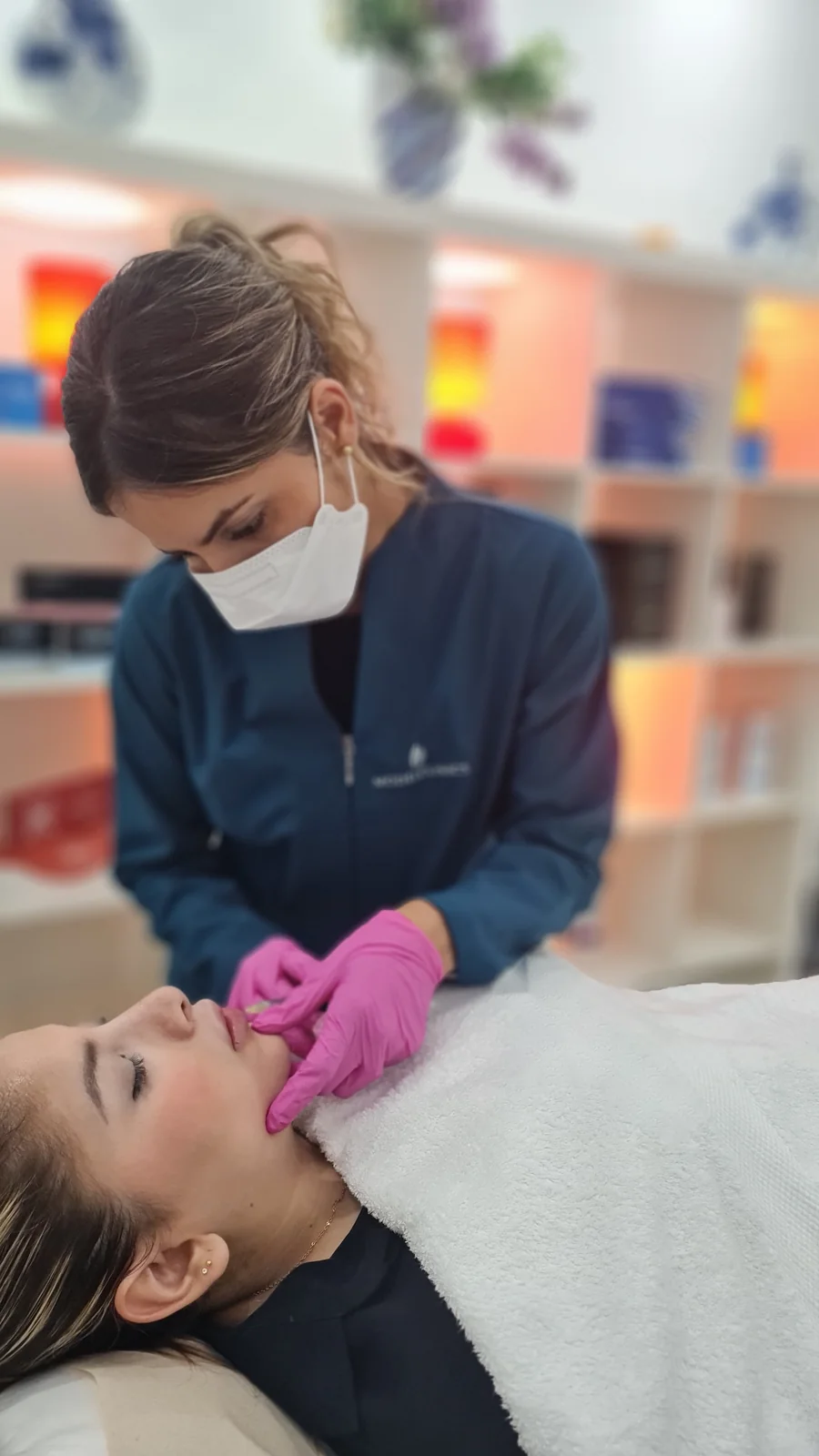 Ácido hialurónico en Bilbao: doctora de Clínica Malai aplicando relleno en los labios de una paciente