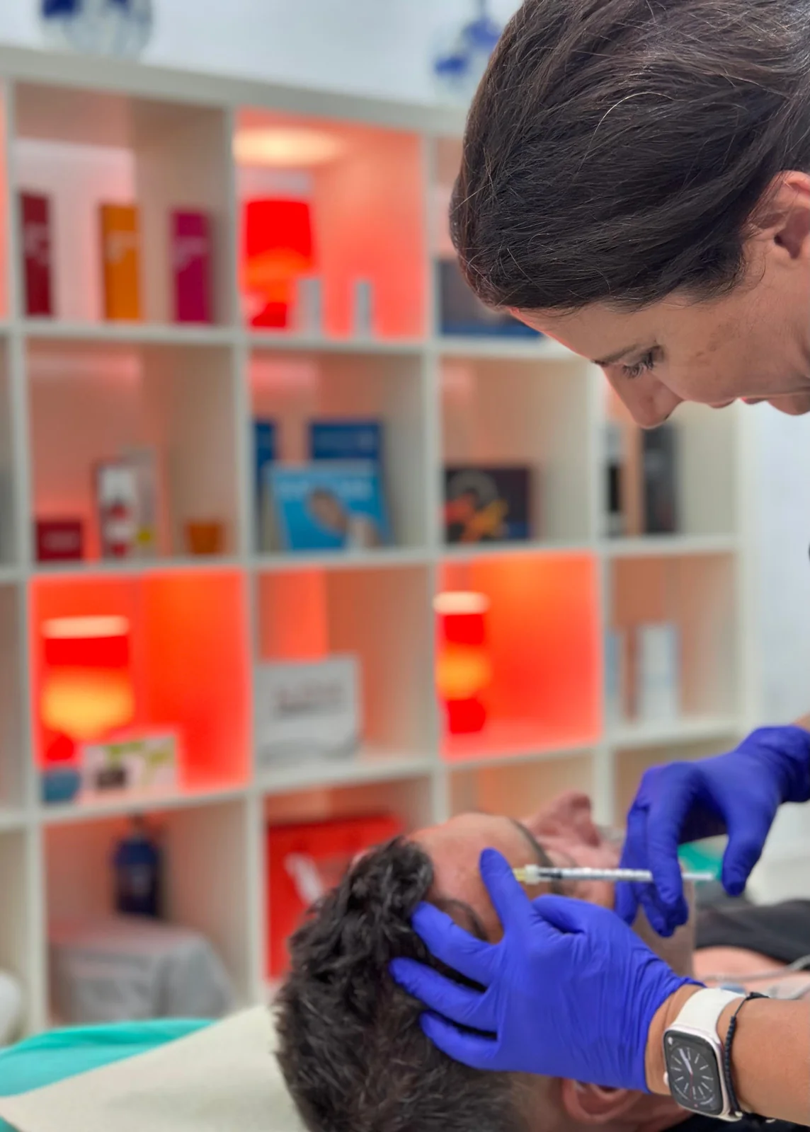 Arrugas y líneas de expresión en Bilbao: doctora de Clínica Malai aplicando neuromodulador en la frente de un paciente