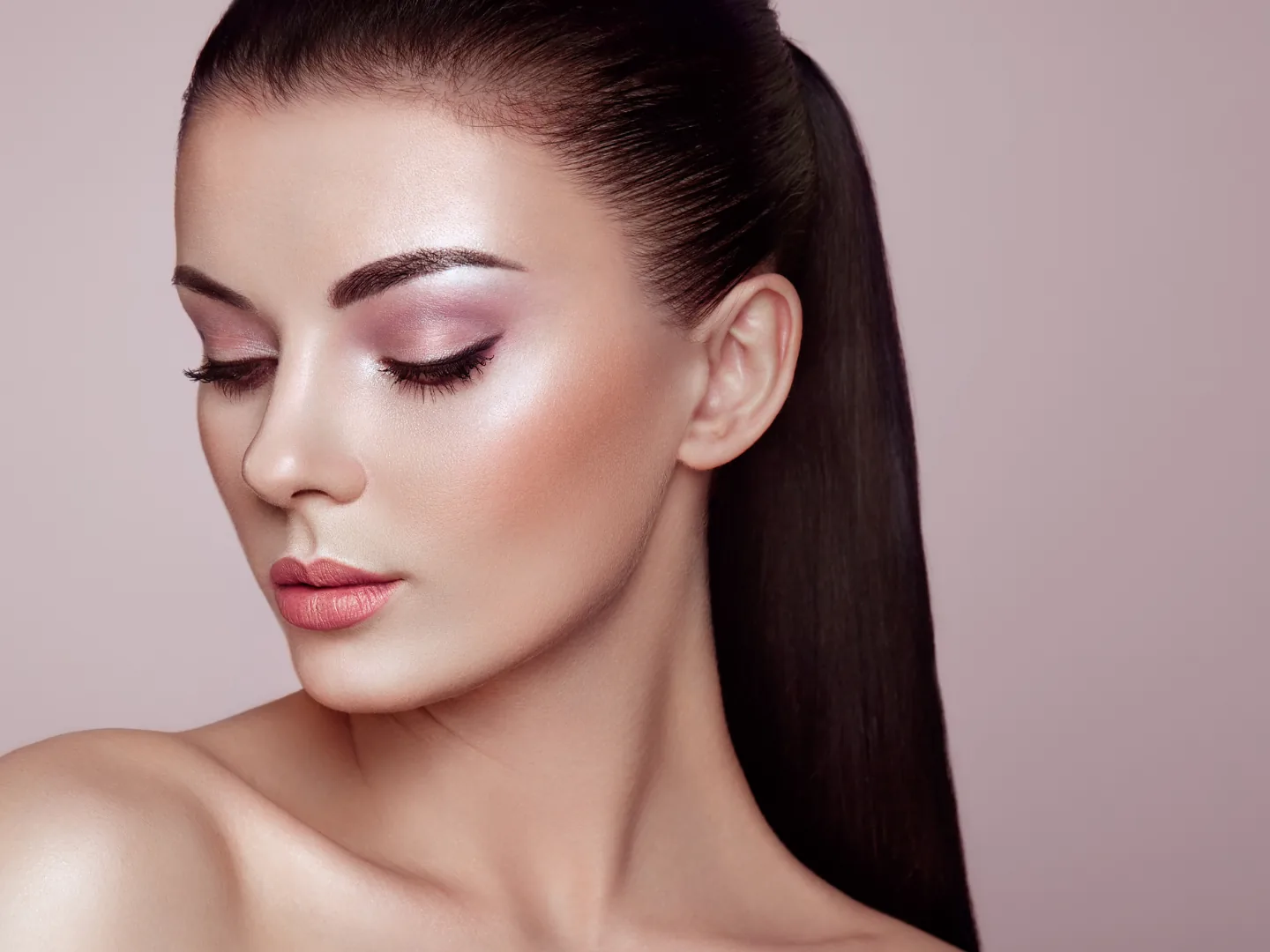 Rostro de mujer con las mejillas y el contorno facial definidos, resultado buscado con la bichectomía