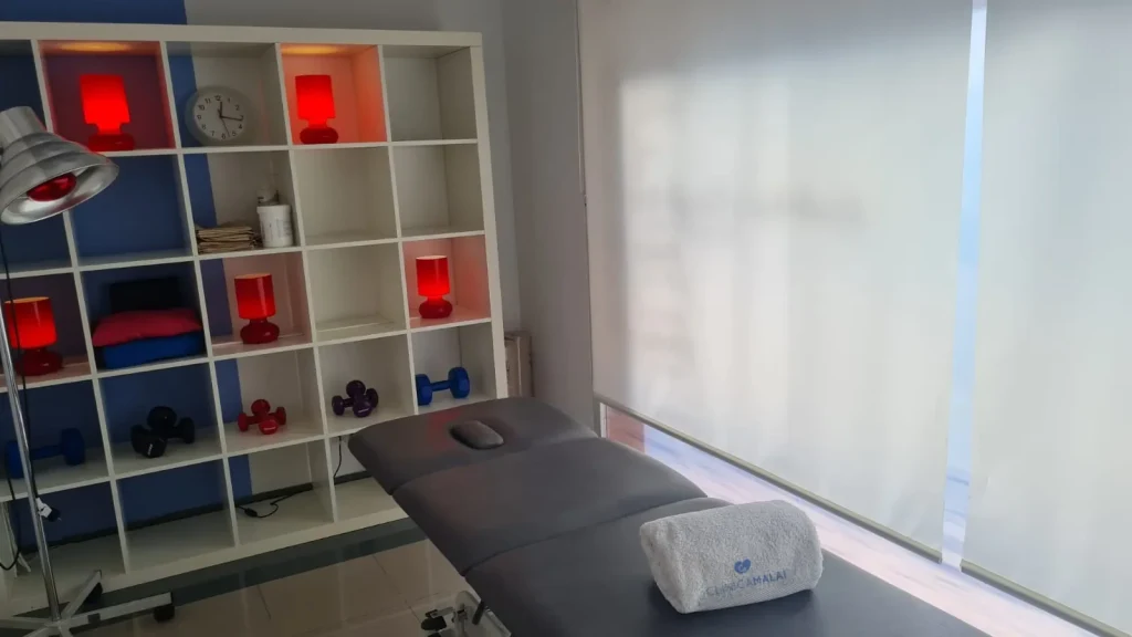 Box de fisioterapia de Clínica Malai, con camilla y material de rehabilitación