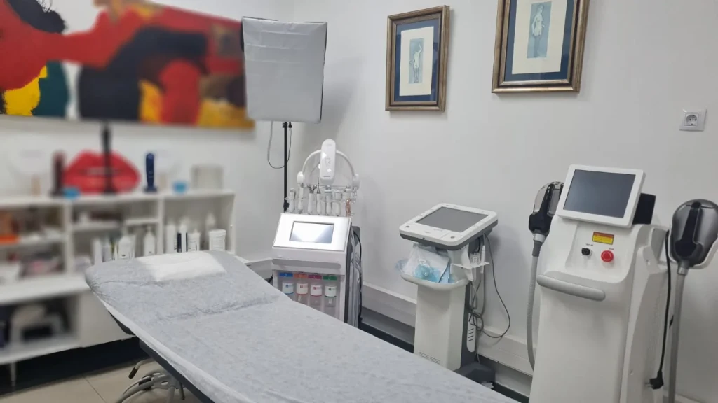 Cabina de medicina estética de Clínica Malai, con camilla y aparatología
