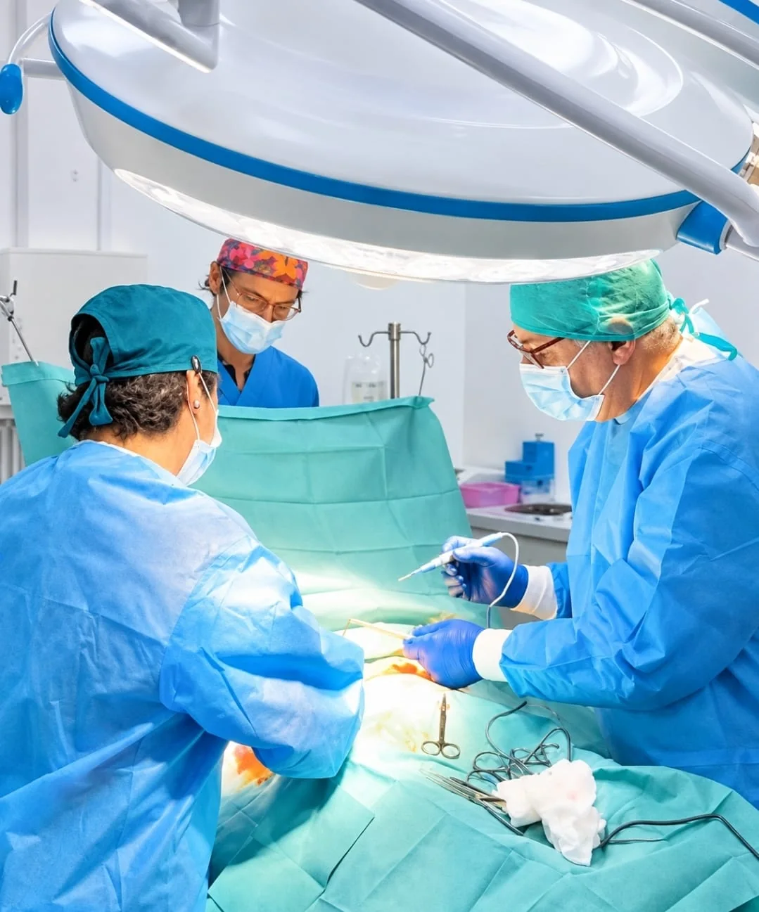 Cirugía estética en Bilbao: el equipo quirúrgico de Clínica Malai durante una intervención
