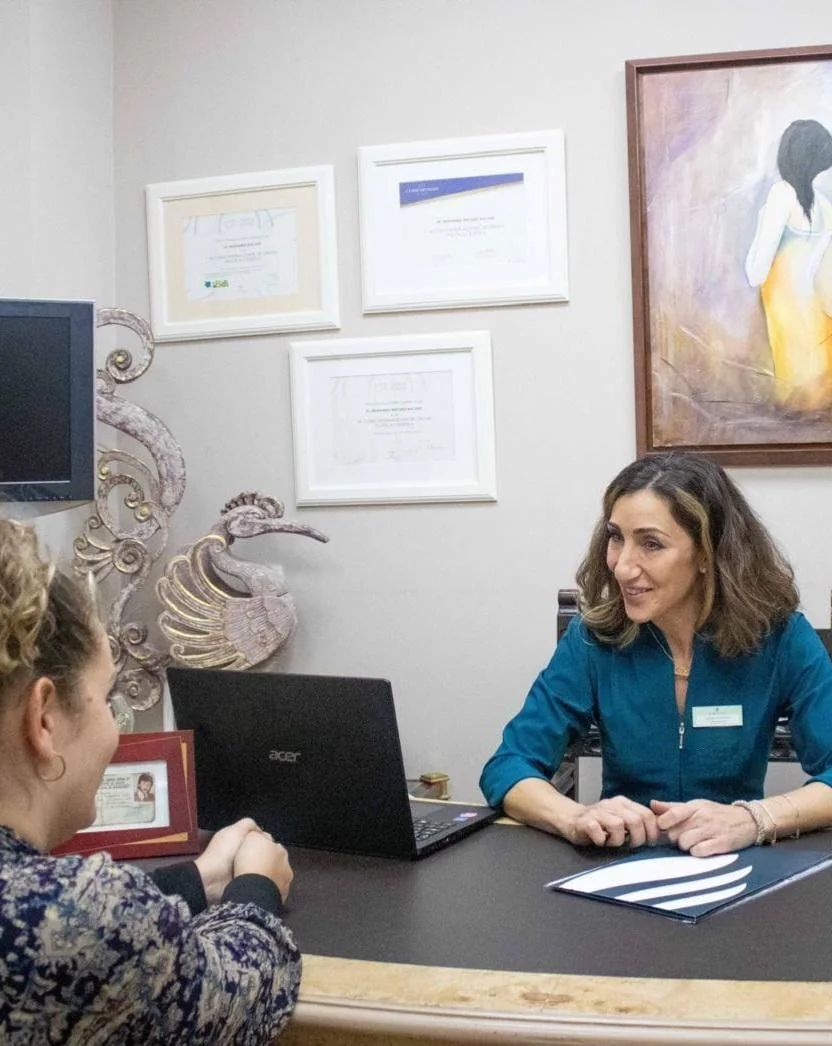 Control del peso y nutrición en Bilbao: doctora de Clínica Malai en consulta con una paciente