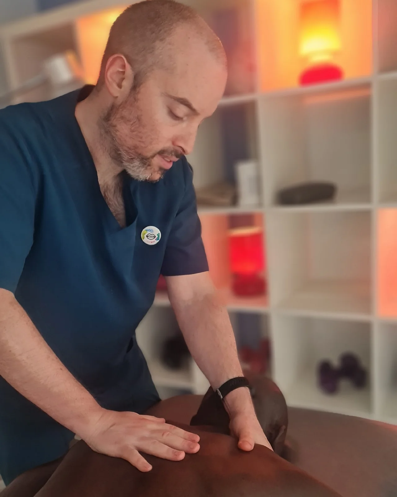 Fisioterapia en Bilbao y Mungia: fisioterapeuta tratando la espalda de un paciente