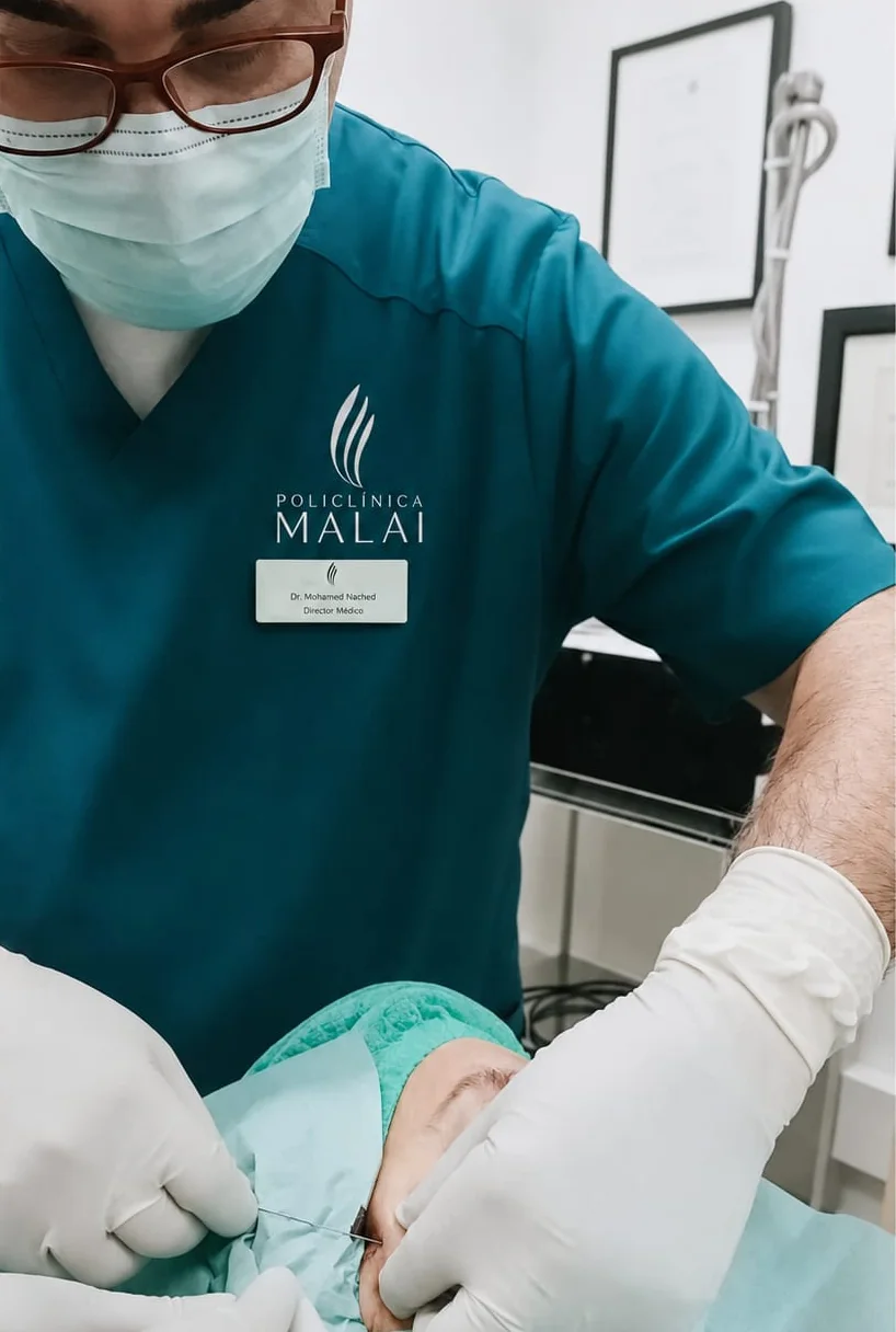 Hilos tensores en Bilbao: el Dr. Nached colocando hilos tensores a una paciente