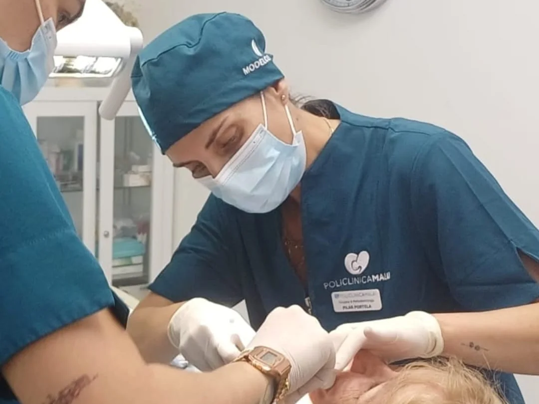 Implantes dentales en Bilbao: equipo de odontología de Clínica Malai durante una intervención