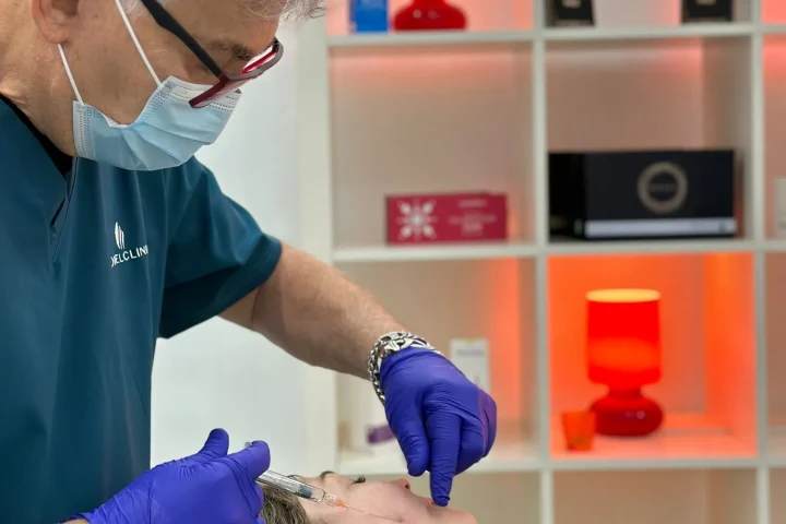 El Dr. Nached aplicando un inductor de colágeno en el rostro de una paciente