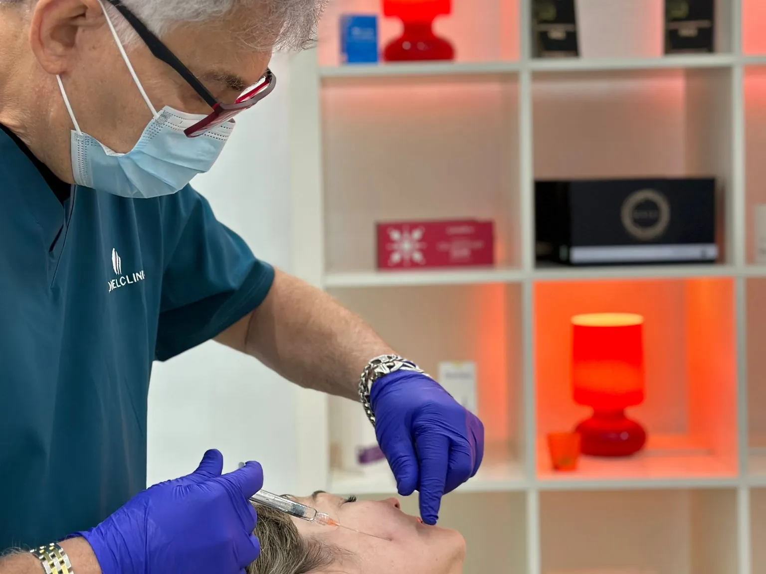 El Dr. Nached aplicando un inductor de colágeno en el rostro de una paciente