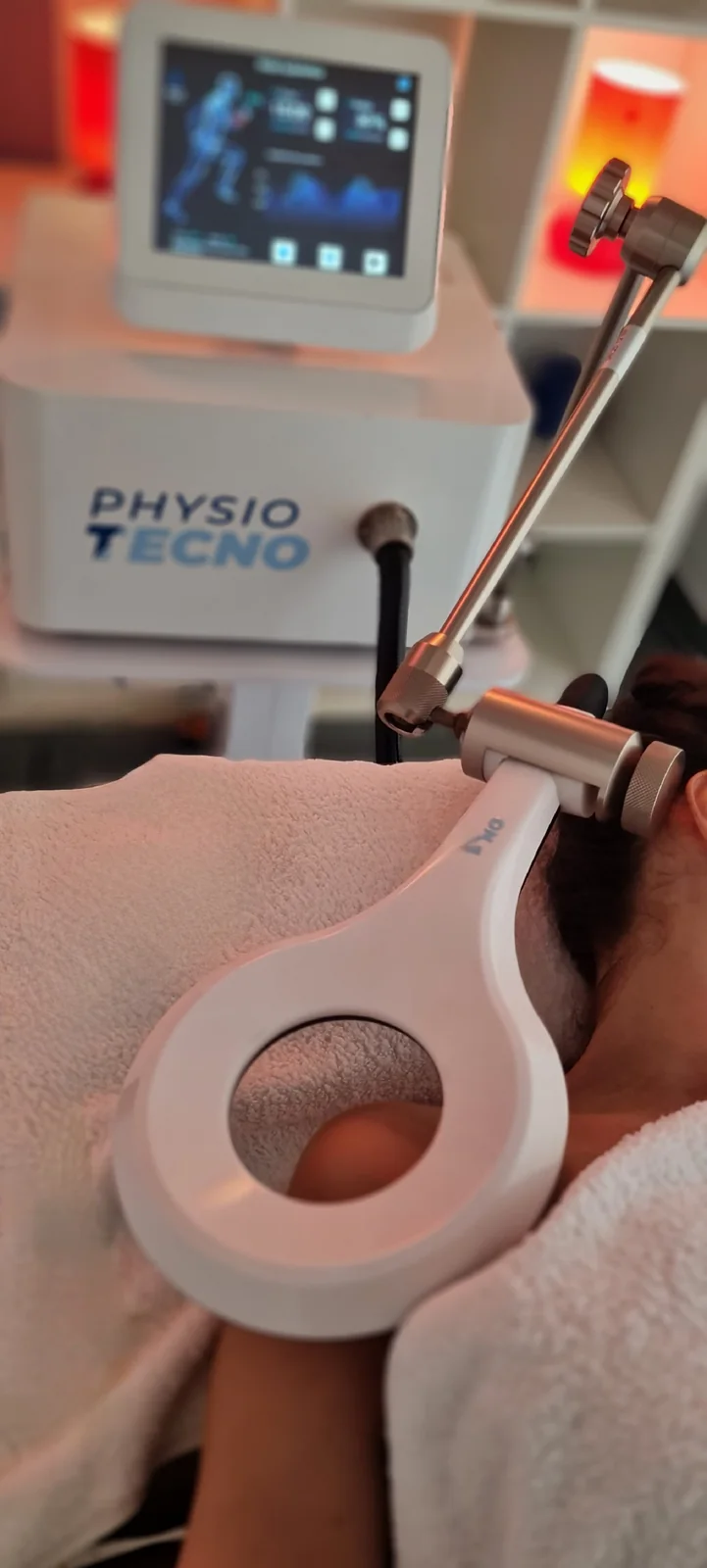 Magnetoterapia súper inductiva en Bilbao y Mungia: aparato aplicado sobre una paciente en Clínica Malai