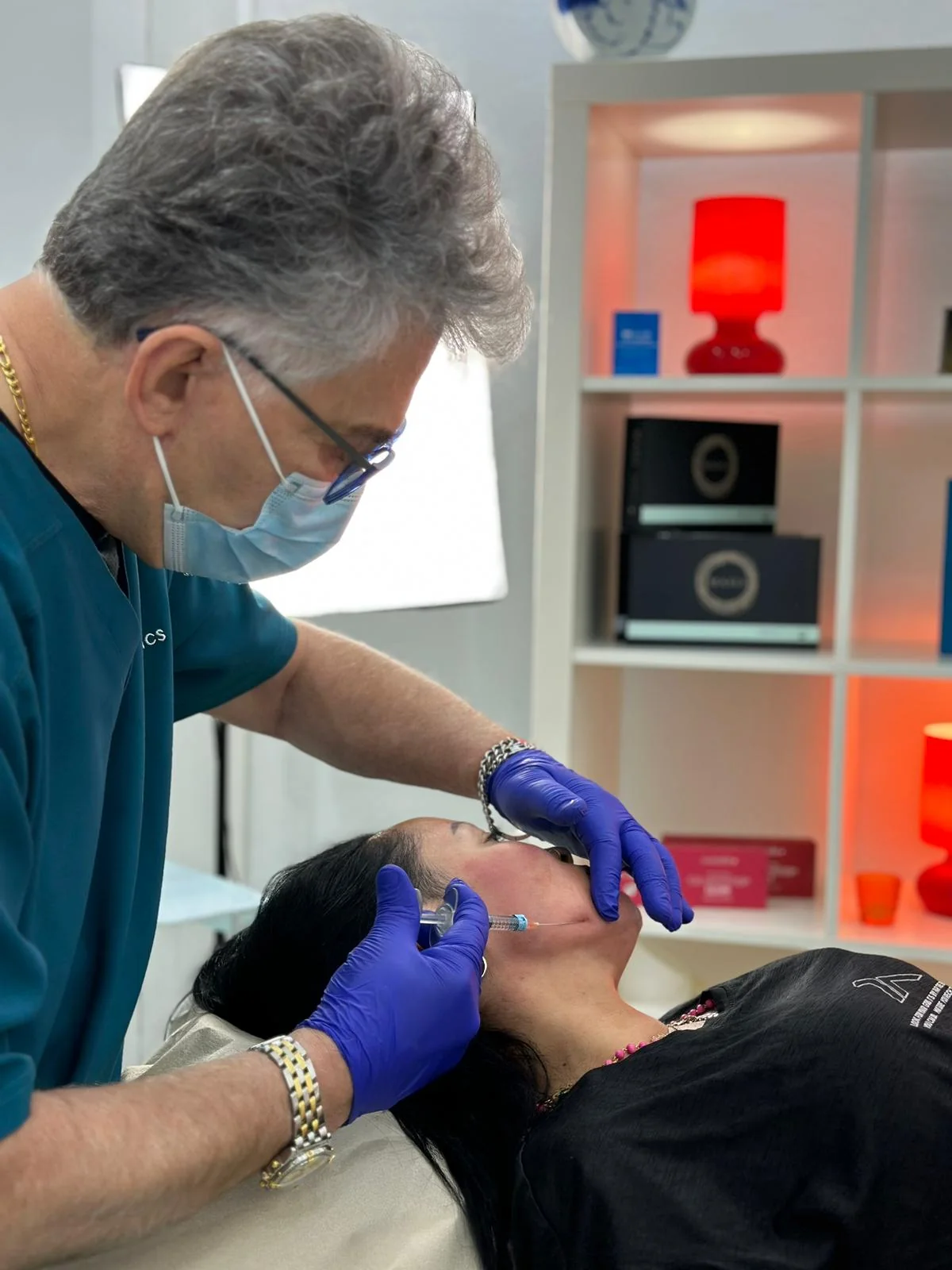 Medicina estética facial en Bilbao: el Dr. Nached tratando a una paciente