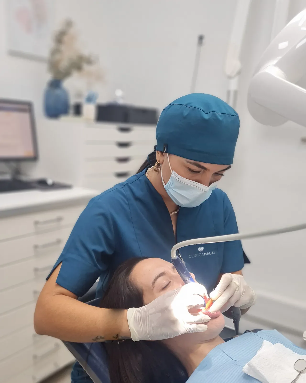 Odontología en Bilbao: odontóloga de Clínica Malai revisando la boca de una paciente