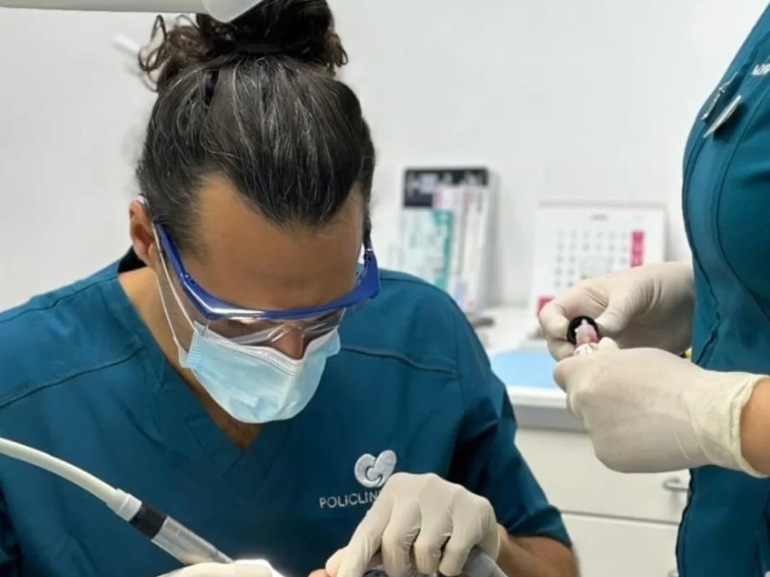 Odontología estética en Bilbao: odontólogo de Clínica Malai tratando a un paciente