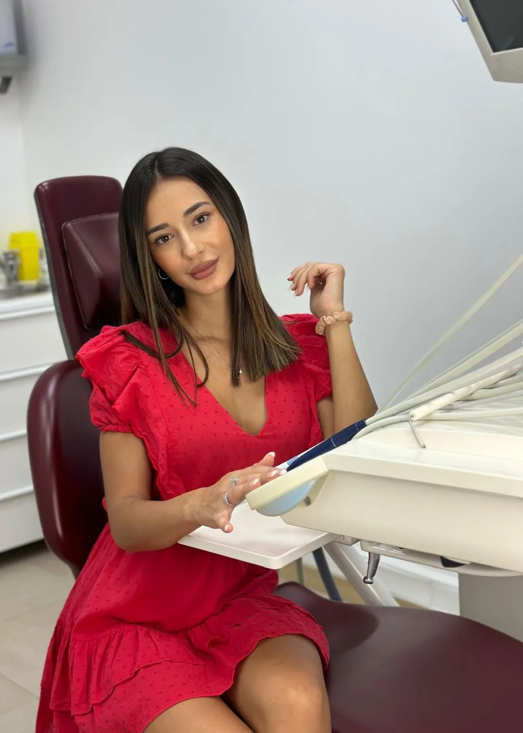 Odontología integrativa en Bilbao: paciente en el gabinete dental de Clínica Malai