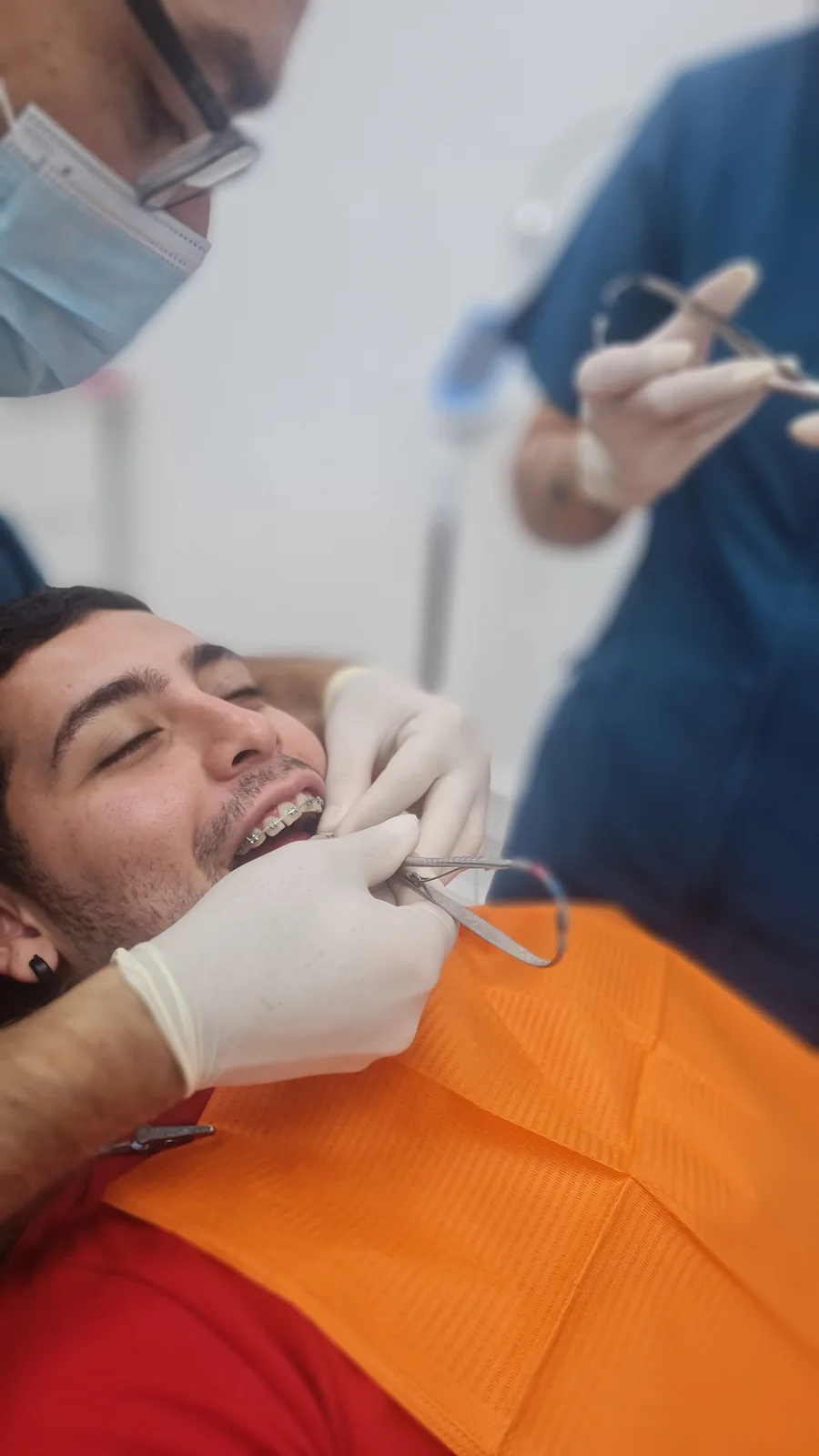 Ortodoncia en Bilbao: odontólogo de Clínica Malai revisando los brackets de un paciente