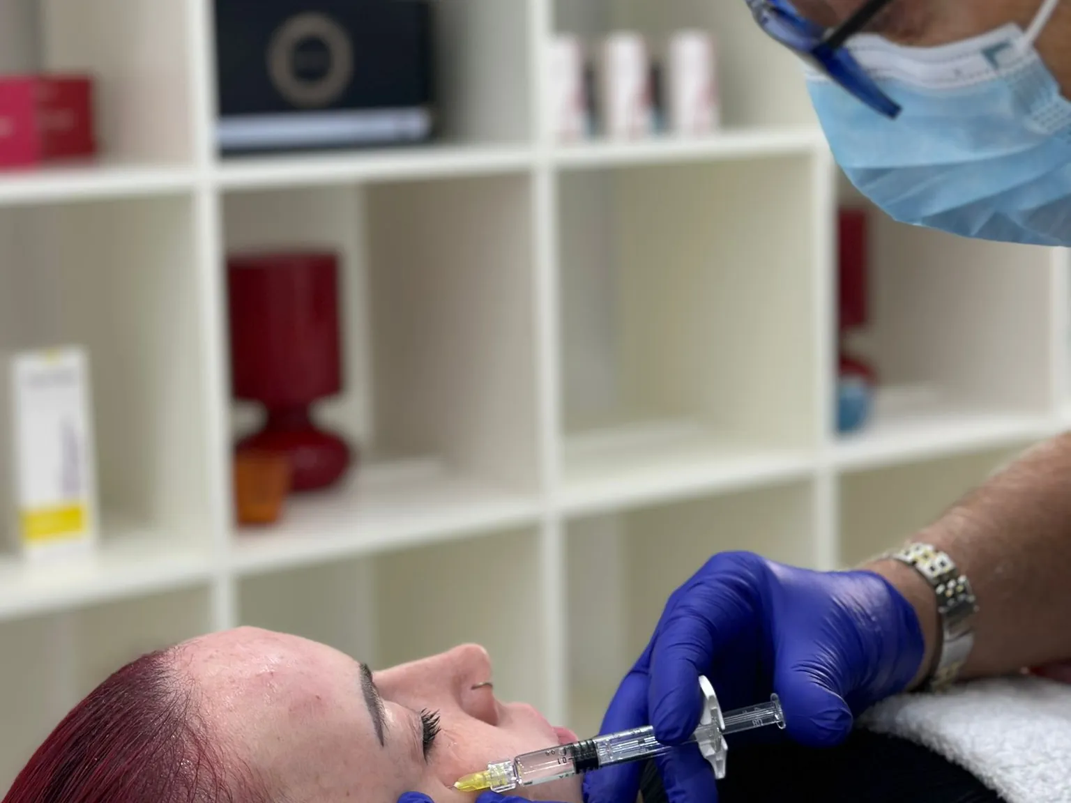 El Dr. Nached infiltrando polinucleótidos en el rostro de una paciente