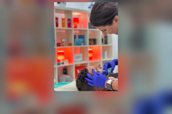 Neuromoduladores en Bilbao: doctora de Clínica Malai aplicando neuromodulador a un paciente